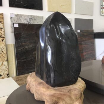 Đá phong thuỷ tự nhiên đen